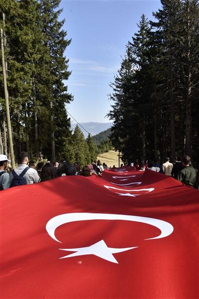 Cumhuriyetin 100. yılında 100 metrelik bayrakla ormanda yürüdüler 15