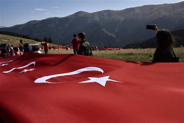 Cumhuriyetin 100. yılında 100 metrelik bayrakla ormanda yürüdüler 17