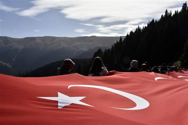 Cumhuriyetin 100. yılında 100 metrelik bayrakla ormanda yürüdüler 14