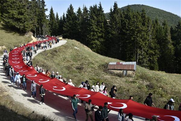 Cumhuriyetin 100. yılında 100 metrelik bayrakla ormanda yürüdüler 16