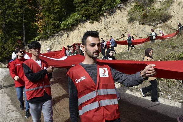 Cumhuriyetin 100. yılında 100 metrelik bayrakla ormanda yürüdüler 18
