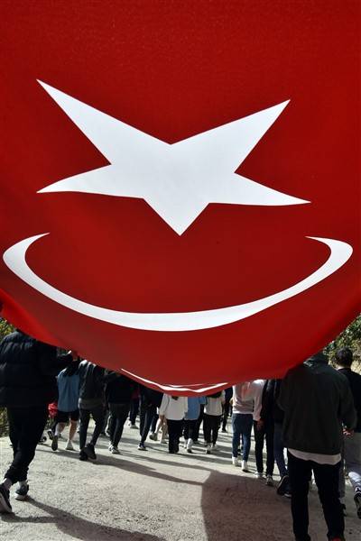 Cumhuriyetin 100. yılında 100 metrelik bayrakla ormanda yürüdüler 21