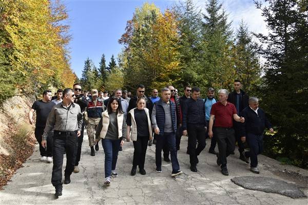 Cumhuriyetin 100. yılında 100 metrelik bayrakla ormanda yürüdüler 19