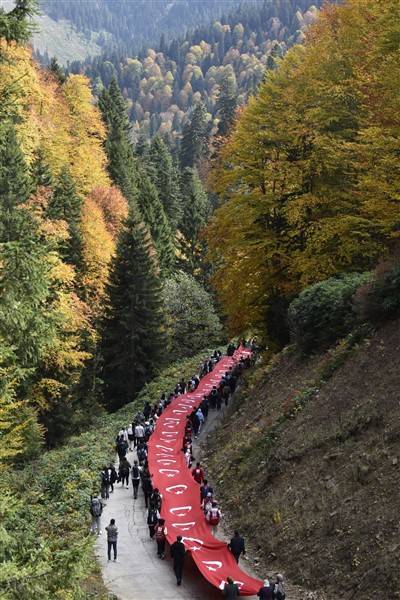 Cumhuriyetin 100. yılında 100 metrelik bayrakla ormanda yürüdüler 20
