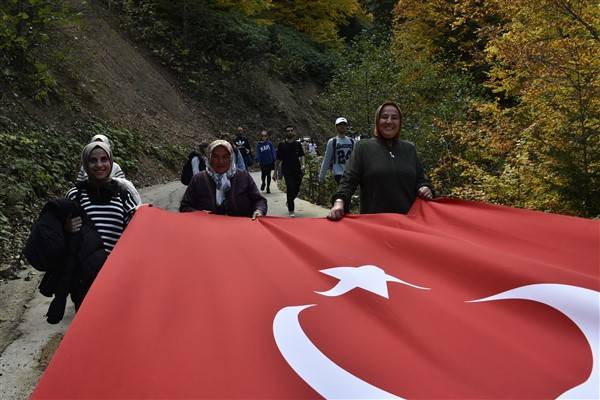 Cumhuriyetin 100. yılında 100 metrelik bayrakla ormanda yürüdüler 22