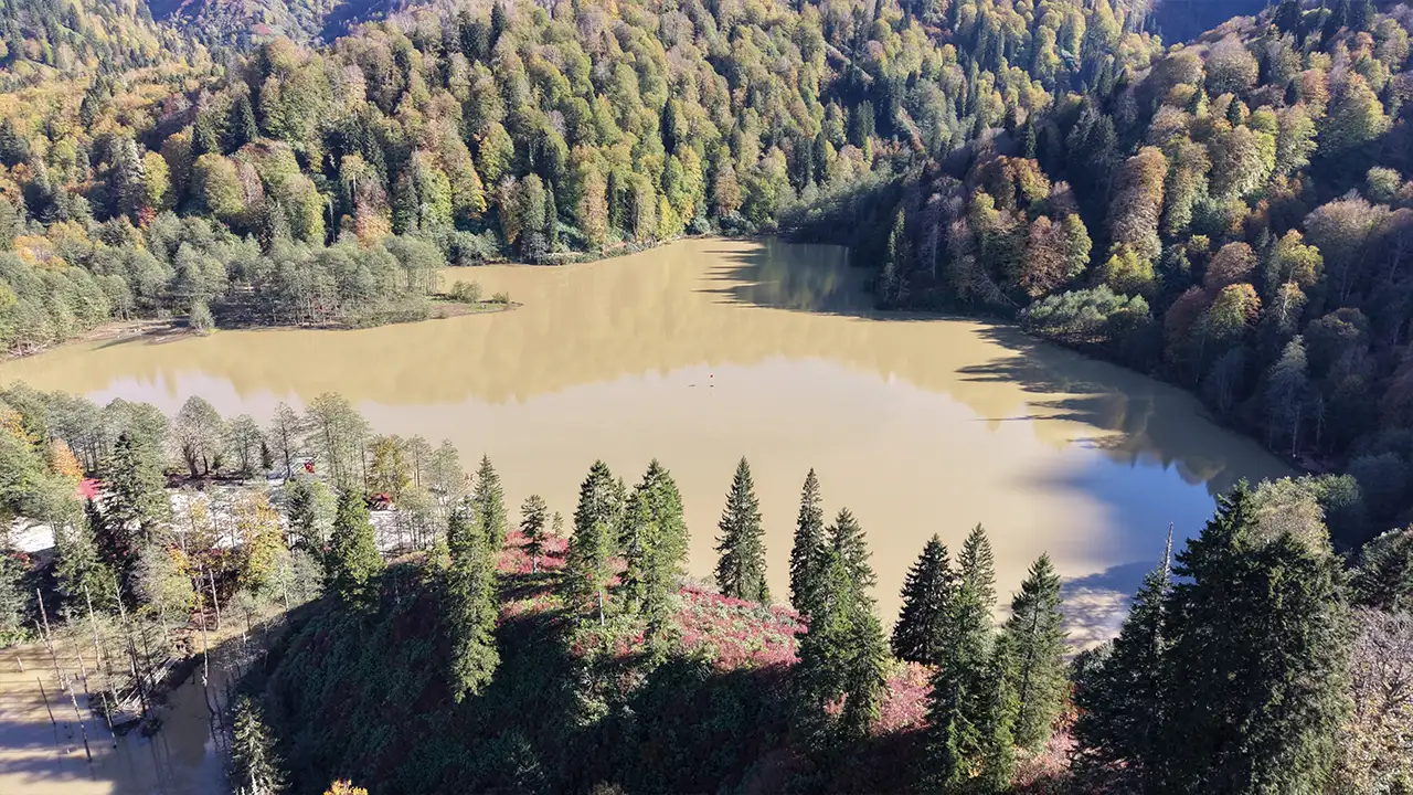 Borçka Karagöl sonbaharda renk cümbüşüne büründü 5