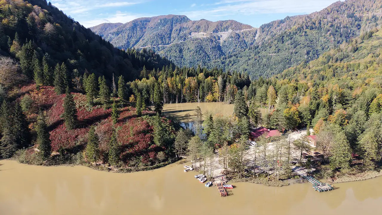 Borçka Karagöl sonbaharda renk cümbüşüne büründü 6