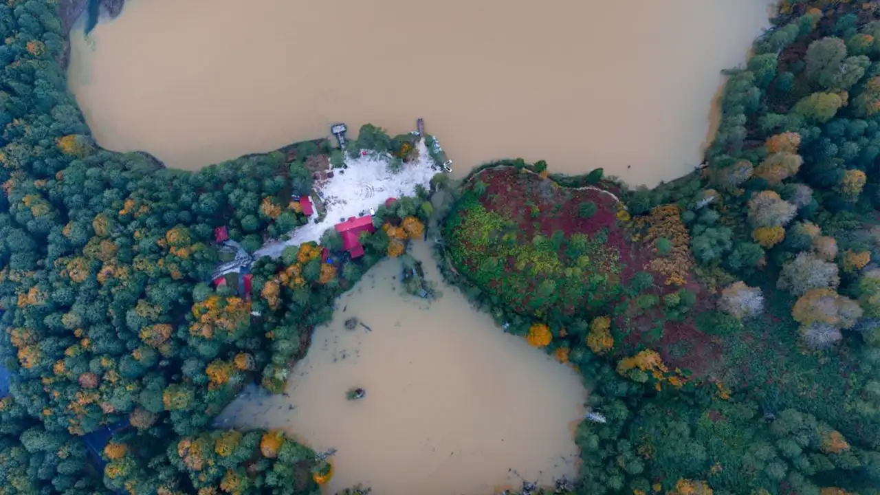 Borçka Karagöl sonbaharda renk cümbüşüne büründü 3