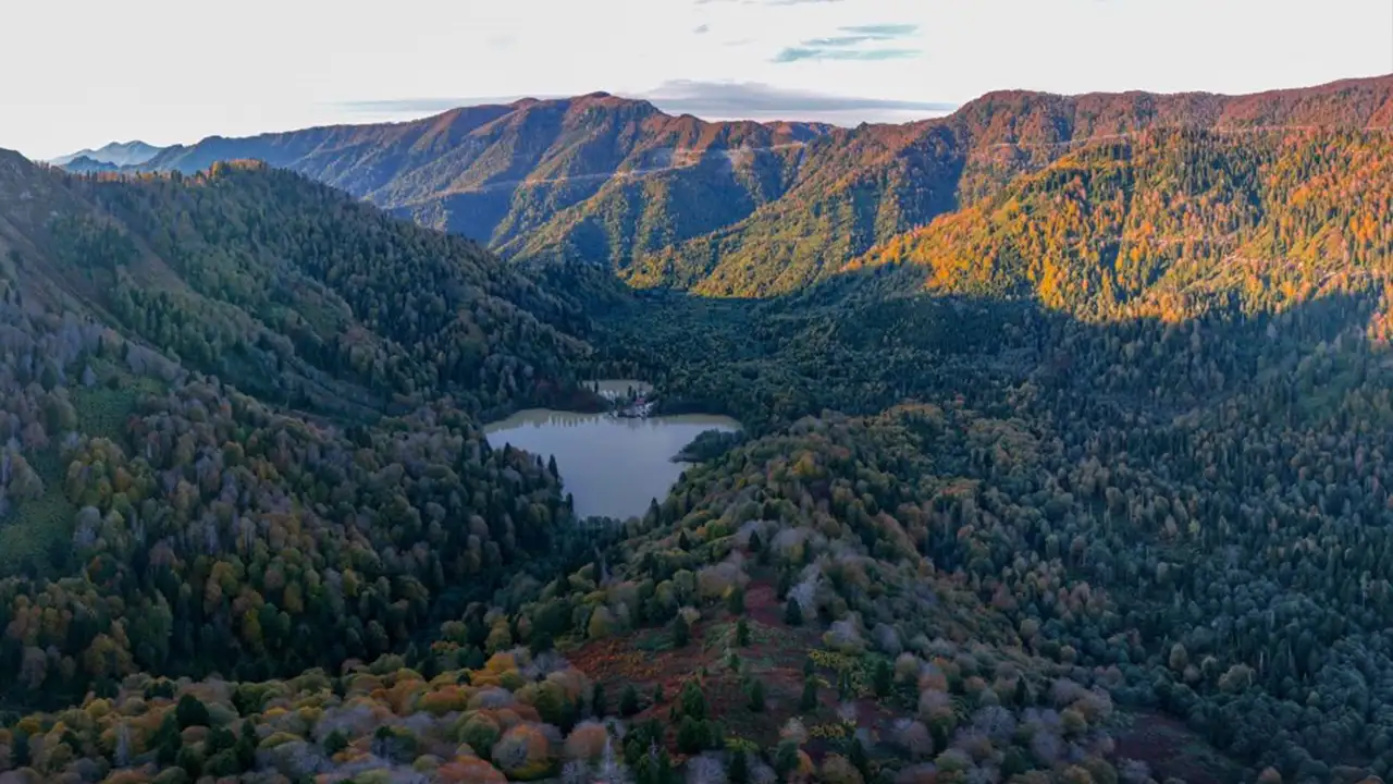 Borçka Karagöl sonbaharda renk cümbüşüne büründü 1
