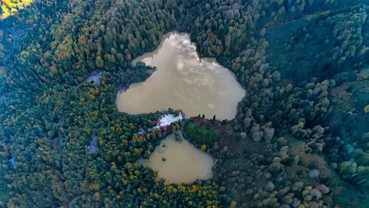 Borçka Karagöl sonbaharda renk cümbüşüne büründü 4