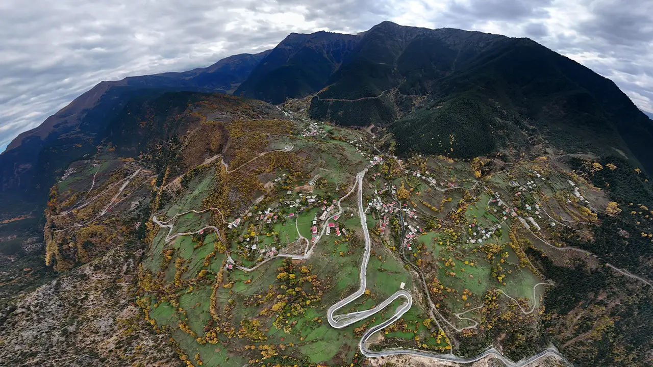 Zigana tünelini bıraktılar, tarihi yolu seçtiler: Zigana köyü sonbaharda göz kamaştırıyor 1