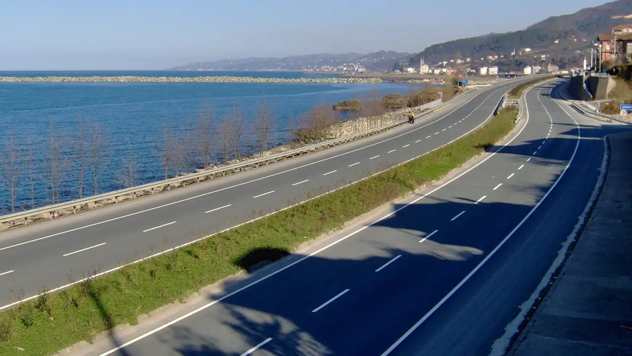 Ulaştırma ve Altyapı Bakanı Abdulkadir Uraloğlu: “Trabzon’da son 24 yılda 204 kilometre yeni bölünmüş yol inşa ettik” 11