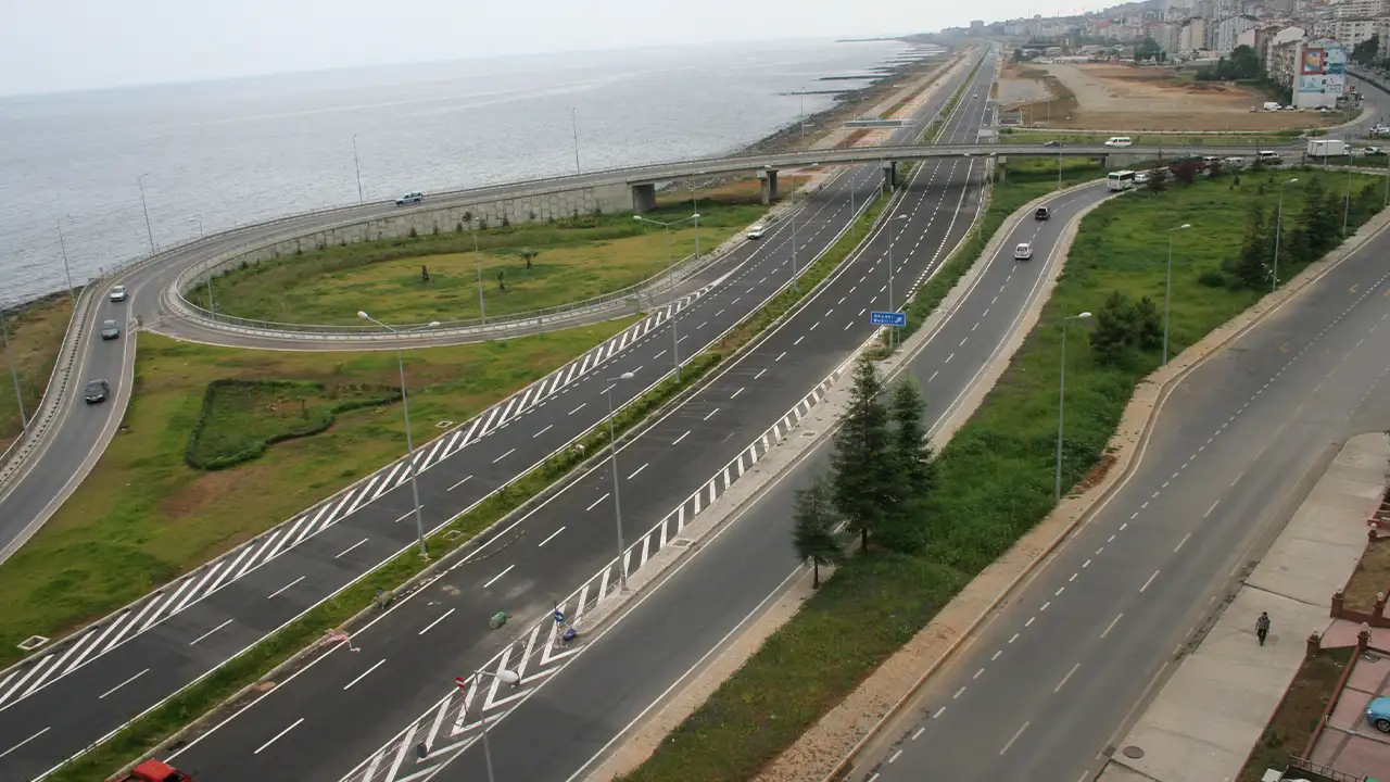 Ulaştırma ve Altyapı Bakanı Abdulkadir Uraloğlu: “Trabzon’da son 24 yılda 204 kilometre yeni bölünmüş yol inşa ettik” 12