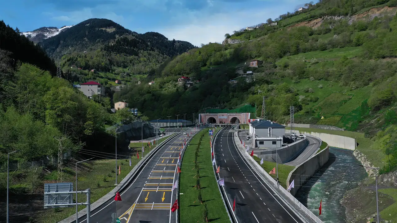 Ulaştırma ve Altyapı Bakanı Abdulkadir Uraloğlu: “Trabzon’da son 24 yılda 204 kilometre yeni bölünmüş yol inşa ettik” 17