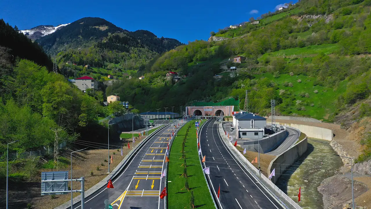 Ulaştırma ve Altyapı Bakanı Abdulkadir Uraloğlu: “Trabzon’da son 24 yılda 204 kilometre yeni bölünmüş yol inşa ettik” 14