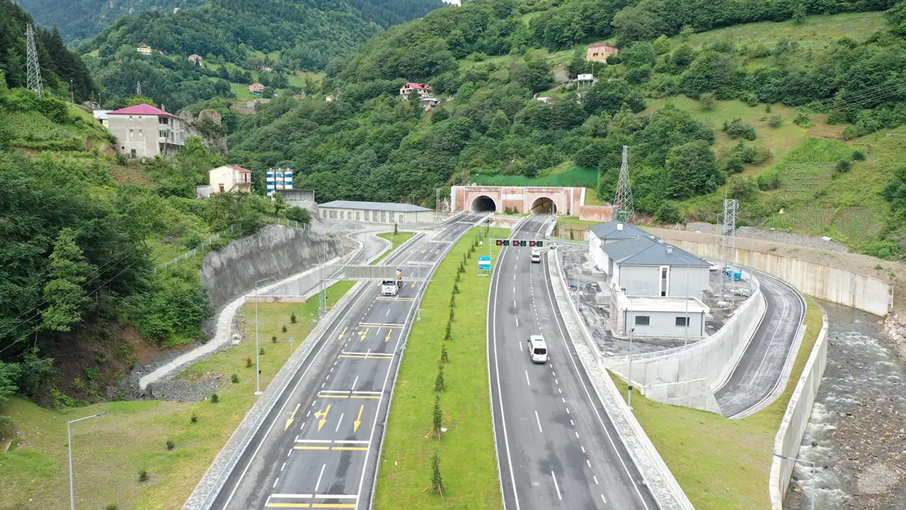 Ulaştırma ve Altyapı Bakanı Abdulkadir Uraloğlu: “Trabzon’da son 24 yılda 204 kilometre yeni bölünmüş yol inşa ettik” 15