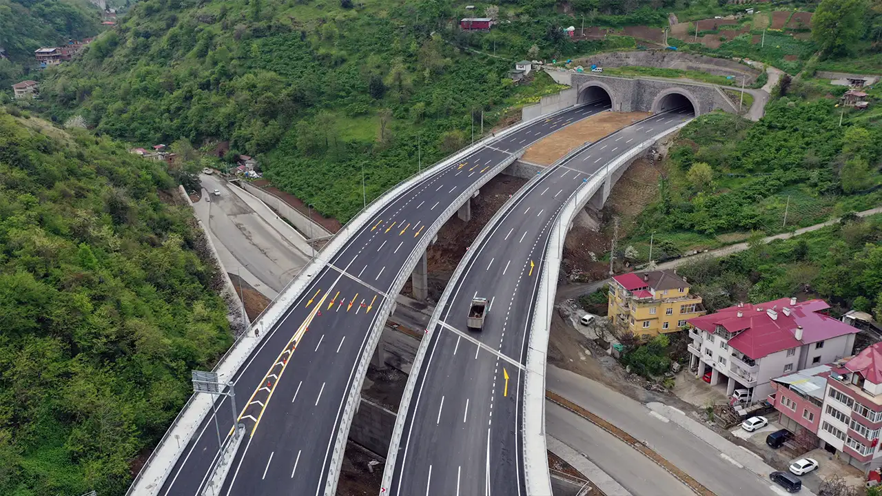 Ulaştırma ve Altyapı Bakanı Abdulkadir Uraloğlu: “Trabzon’da son 24 yılda 204 kilometre yeni bölünmüş yol inşa ettik” 1