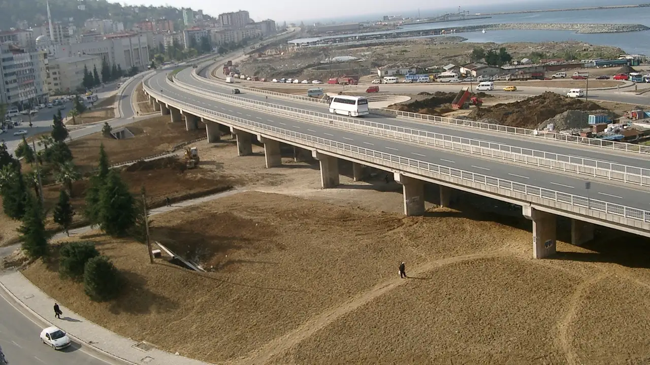 Ulaştırma ve Altyapı Bakanı Abdulkadir Uraloğlu: “Trabzon’da son 24 yılda 204 kilometre yeni bölünmüş yol inşa ettik” 3