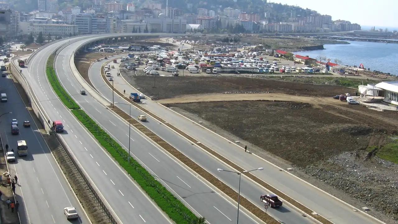 Ulaştırma ve Altyapı Bakanı Abdulkadir Uraloğlu: “Trabzon’da son 24 yılda 204 kilometre yeni bölünmüş yol inşa ettik” 5