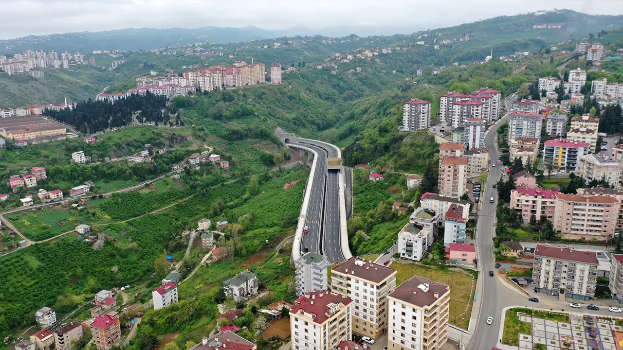 Ulaştırma ve Altyapı Bakanı Abdulkadir Uraloğlu: “Trabzon’da son 24 yılda 204 kilometre yeni bölünmüş yol inşa ettik” 4