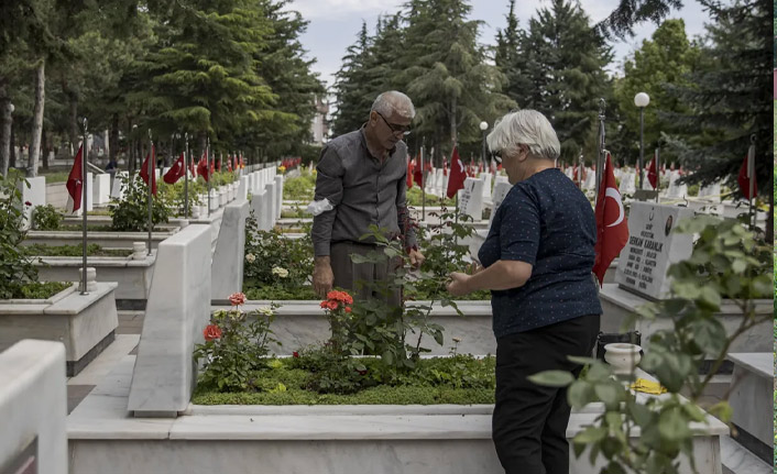 Şehit yakınlarından babalar gününde kabristanlara ziyaret