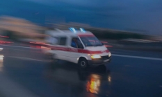 Trabzon plakalı araç karşı şeritten gelen araçla çarpıştı 2 kişi yaralandı