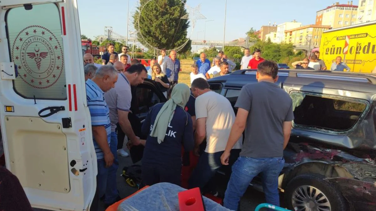 Kavşakta iki otomobil çarpıştı: Sürücü hastaneye kaldırıldı