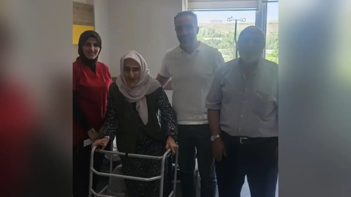 100 yaşındaki hasta ameliyat sonrası ilk gün yürütüldü