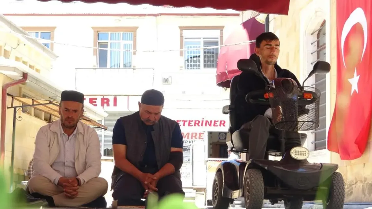 15 yıldır engelli ama camiden bir gün bile vazgeçmedi