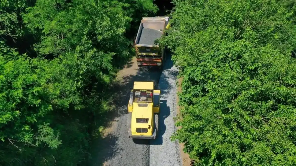 6 Mahallenin beklediği yol sıcak asfaltla hizmete açıldı