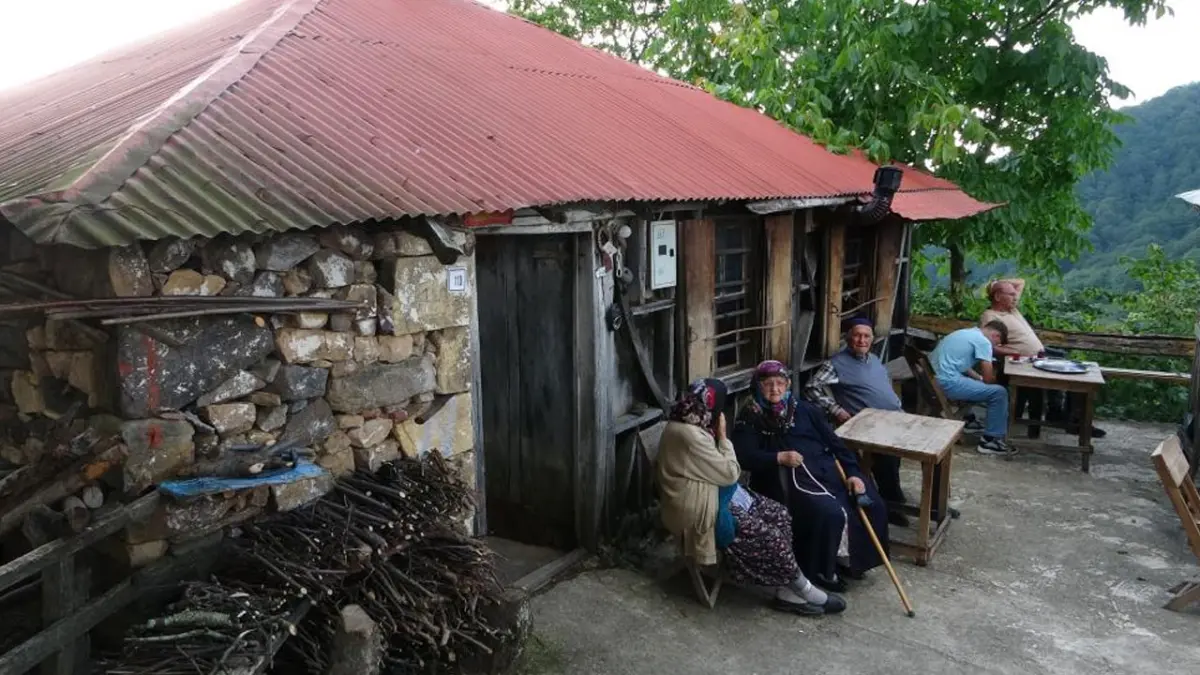 70 yıllık taş kahvehane zamana direniyor! 93 yaşındaki Osman amca kapısını hiç kapatmıyor