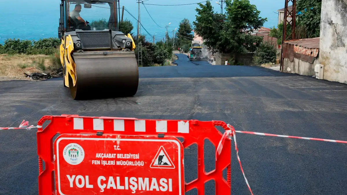 Akçaabat Belediyesi yolları yenilemeye devam ediyor
