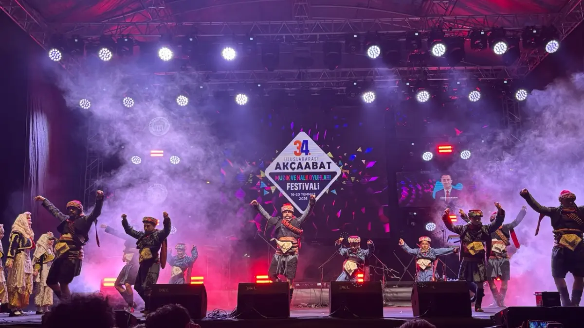 Akçaabat’ta kültür şöleni! Festival sahnesi rengarenk görüntülere sahne oluyor