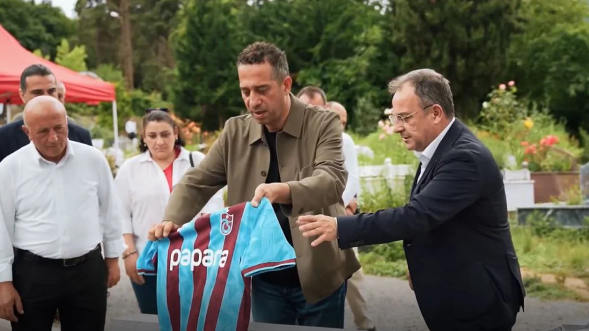 Ali Mahir Başarır, Volkan Konak'ı giydiği Trabzonspor formasıyla mezarı başında andı