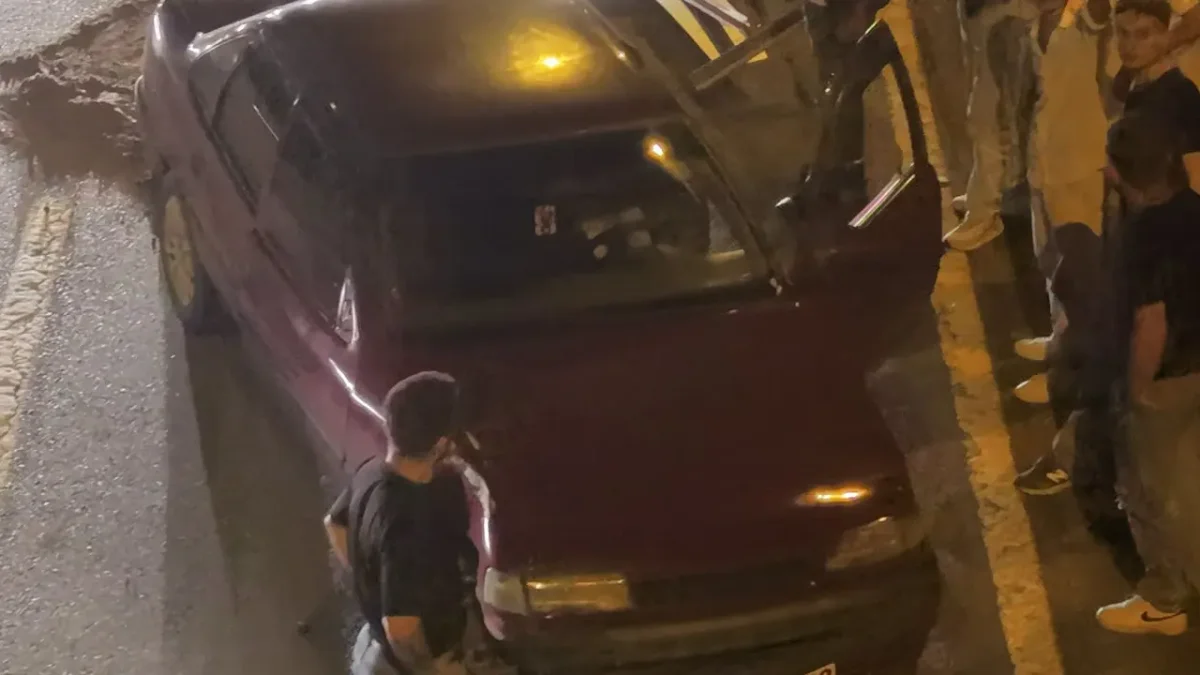 Araklı Tüneli çıkışında kaza! Otomobil levhalara çarparak durabildi