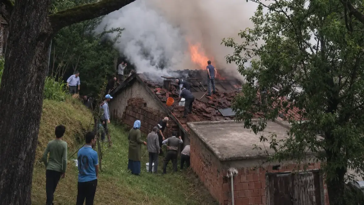 Araklı'da korkutan ev yangını! Ev kullanılamaz hale geldi