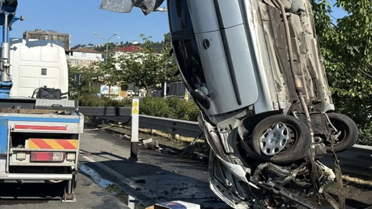 Arsin'de feci kaza! Otomobil takla attı, 2 kişi yaralandı