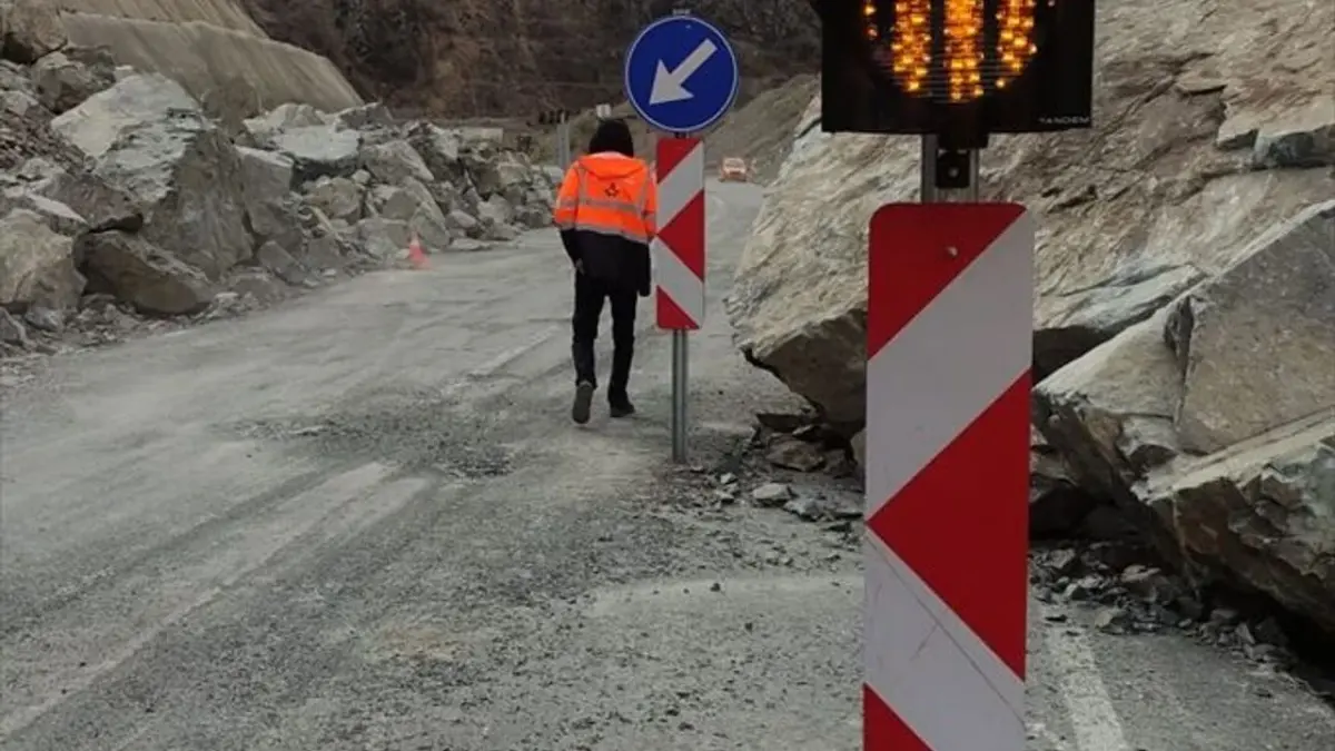 Artvin-Şavşat yolunda çalışmalar sürüyor! Sürücülere önemli uyarı