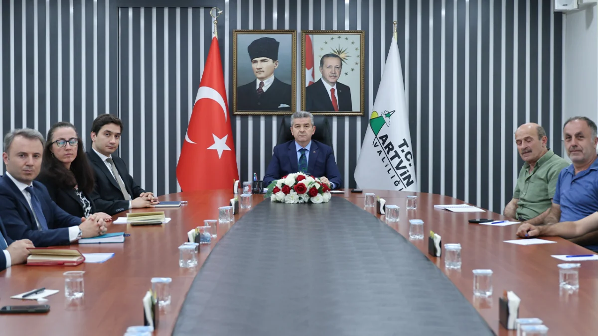 Artvin Valisi Turan Ergün muhtarların taleplerini dinledi