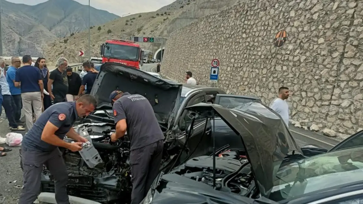 Artvin yolunda feci kaza! Yaralılar araçtan güçlükle çıkarıldı, 3 ağır yaralı