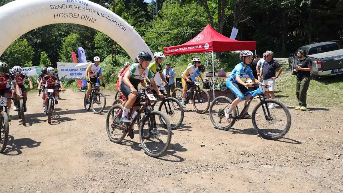 Artvin'de dağ bisikleti yarışlarında 41 sporcu pedal çevirdi