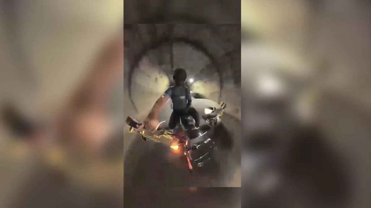Artvin'de tünelde tehlikeli anlar! Otomobil motosiklete çarpıp kaçtı