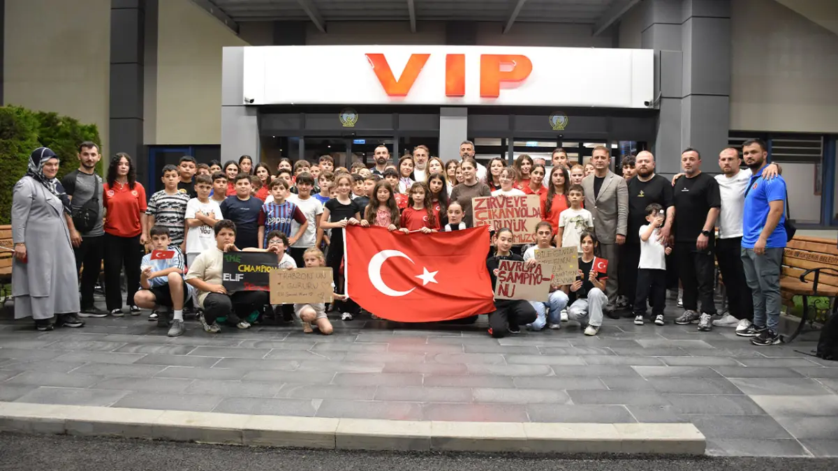 Avrupa şampiyonu Elif Şevval Kurt Trabzon’da çiçeklerle karşılandı