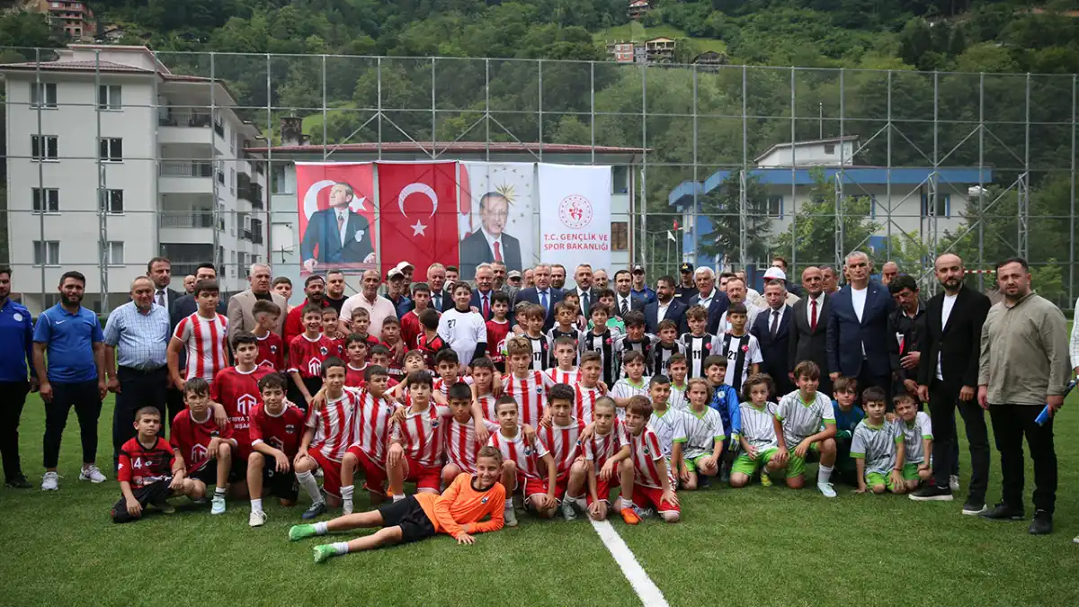 Bakan Bak, İkizdere İlçe Stadı'nda gençlere spor çağrısı yaptı