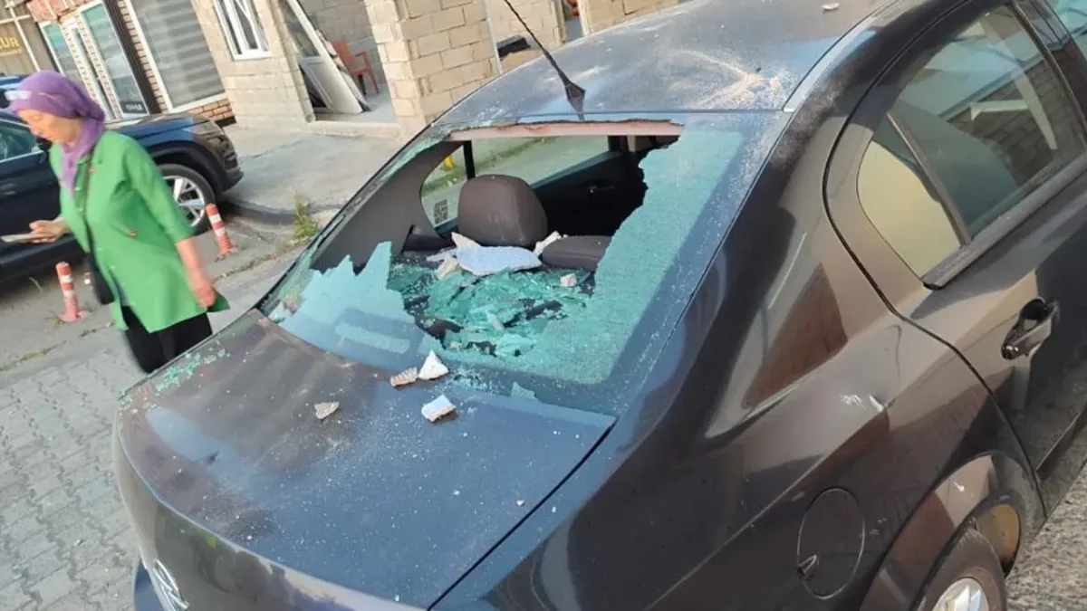 Balkondan kopan beton otomobilin üzerine düştü! Facia ucuz atlatıldı