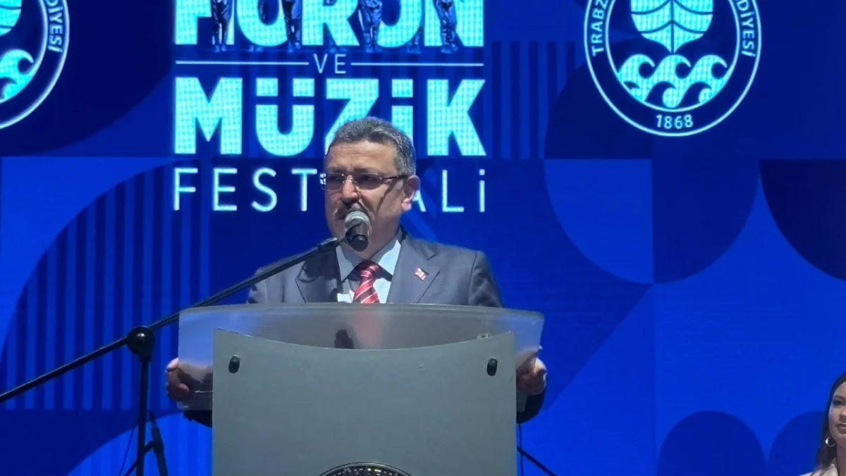 Başkan Genç'ten festivalde anlamlı çağrı: Horonla el ele vererek kardeşlik ruhunu büyütelim"