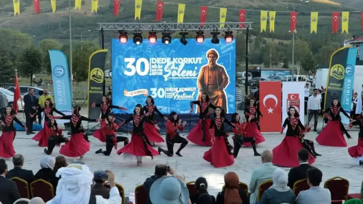 Bayburt’ta 11 ülkenin kültürü aynı sahnede buluştu