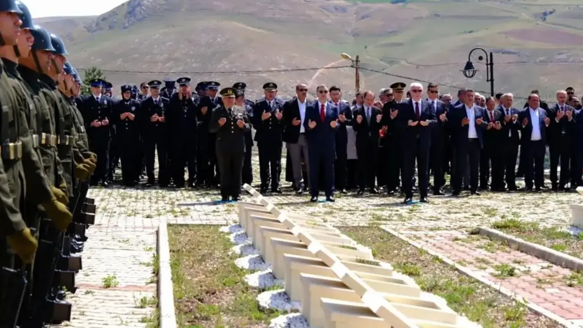 Bayburt'ta 15 Temmuz şehitleri dualarla ve karanfillerle anıldı