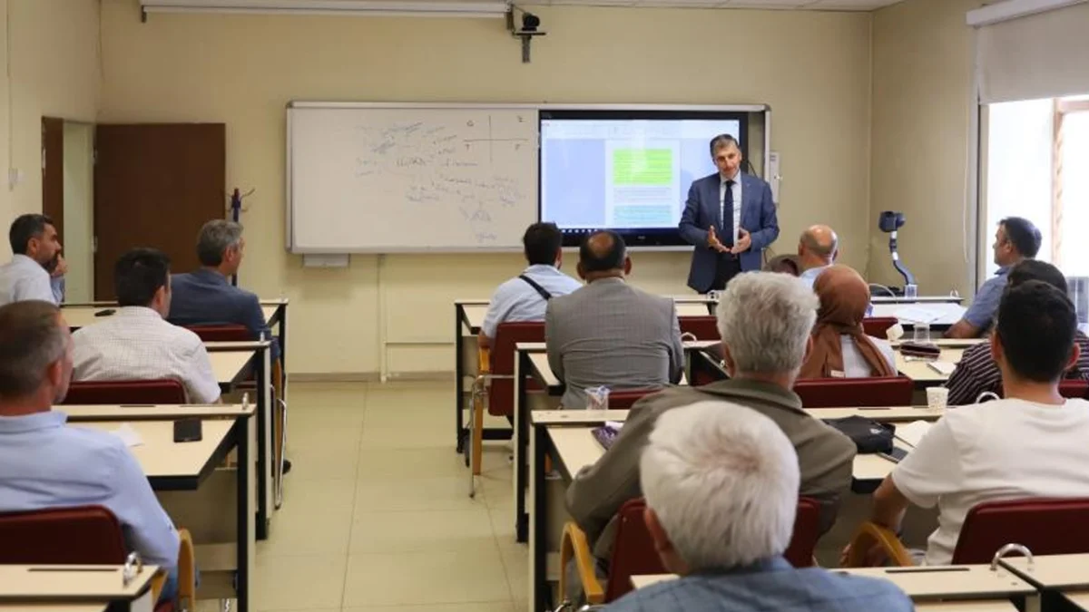 Bayburt'ta okul yöneticisi adaylarına sertifika eğitimi başladı