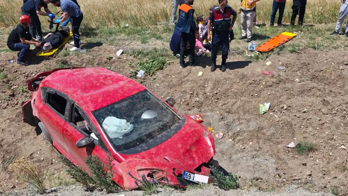 Bayburt’ta takla atan otomobilde 4’ü çocuk 8 kişi yaralandı